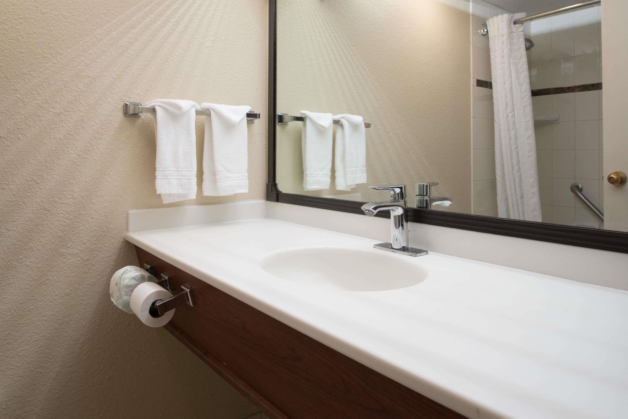 Ramada By Wyndham Downtown 3*
