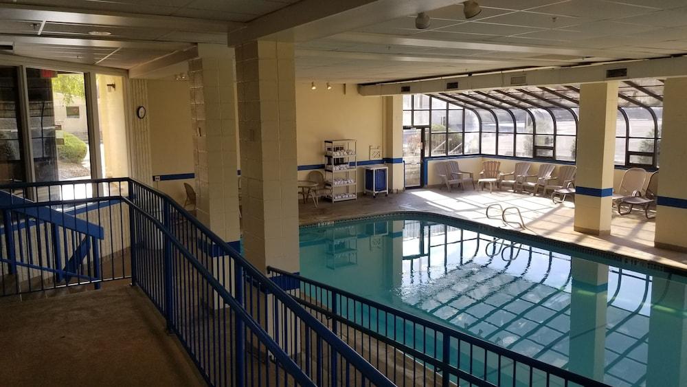 Ramada By Wyndham Downtown 3*