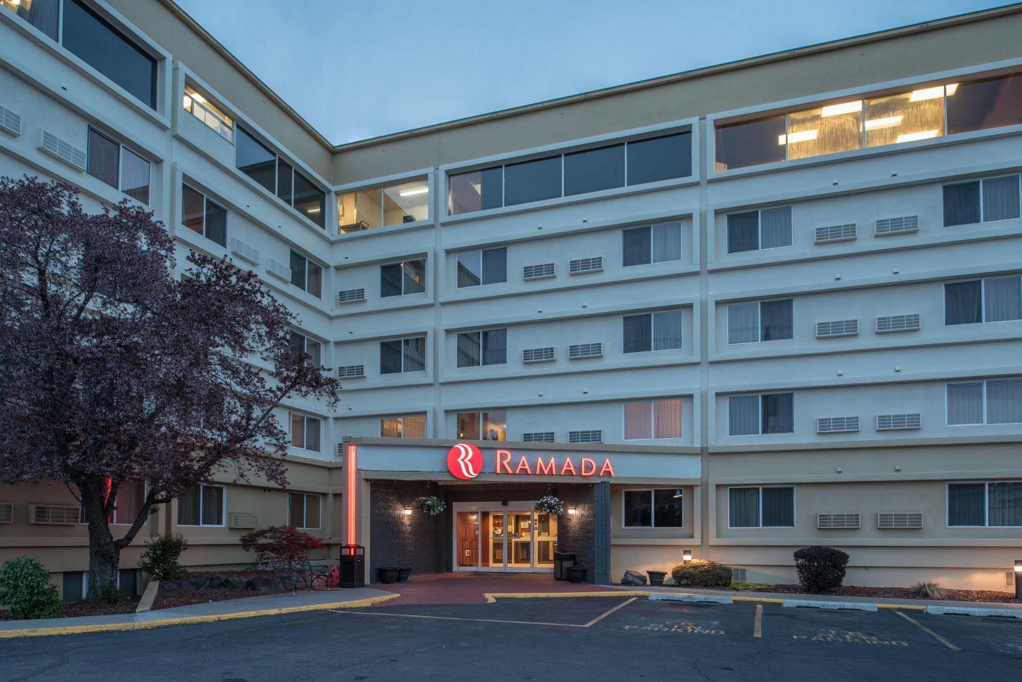 Ramada By Wyndham Downtown Hotel 3*